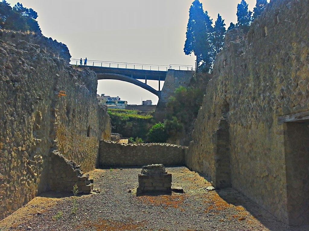 Ins. Orientalis II.14, Herculaneum. Photo taken between October 2014 and November 2019.
Looking east towards two rear rooms. Photo courtesy of Giuseppe Ciaramella.